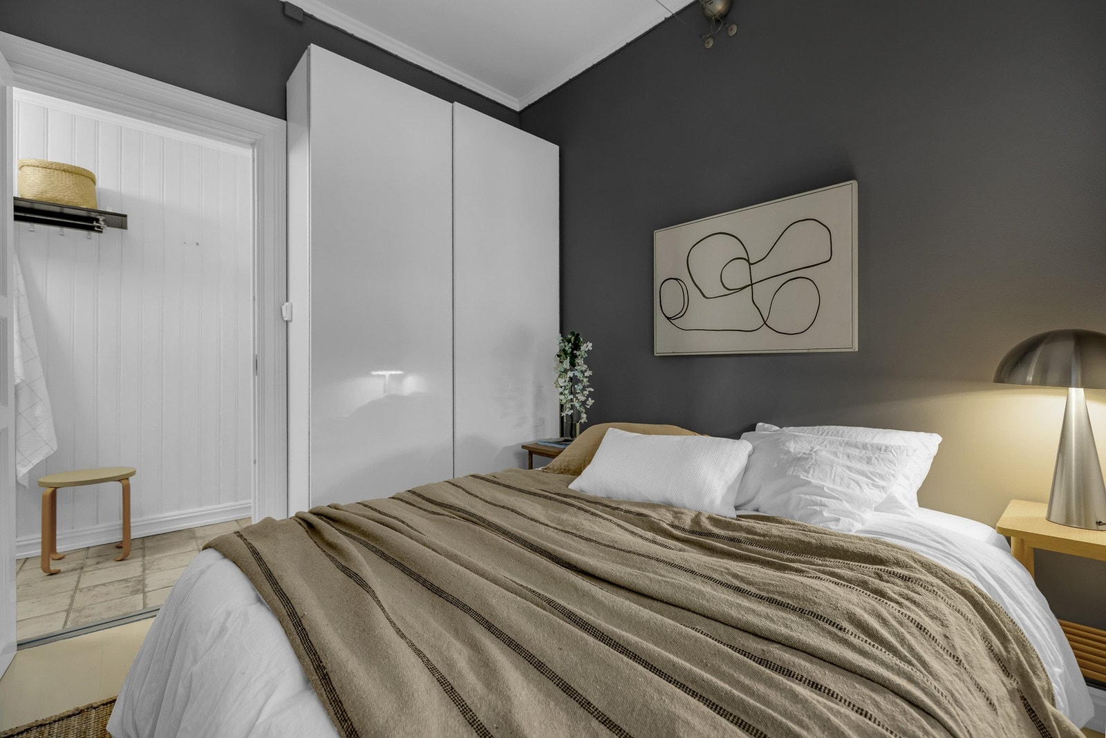 Medfølgende skyvdørsgarderobe for kles oppbevaring. Galleribilde