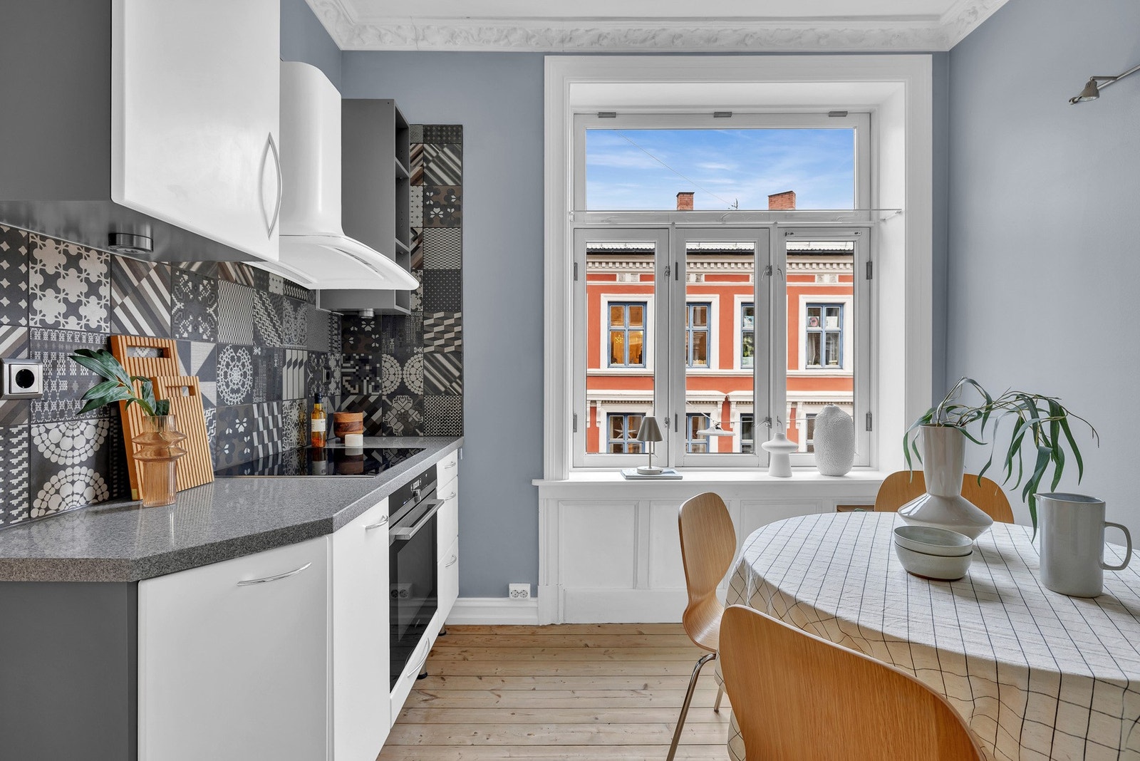 På kjøkkenet er det også flotte klassiske detaljer som originale tregulv, rosett og stukkatur. Galleribilde