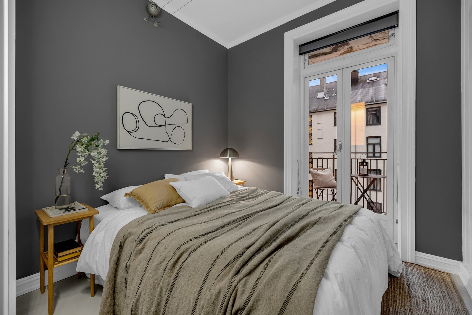 Hyggelig soverom med plass til dobbeltseng og tilhørende nattbord. Galleribilde