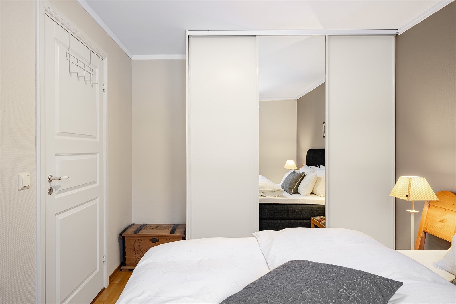 Hovedsoverommet har en integrert skyvedørsgarderobe med speil, som medfølger i handelen. Galleribilde