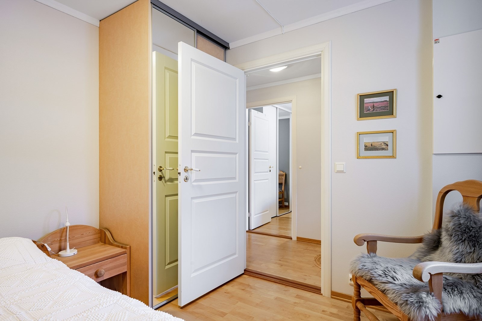 På soverom 2 er det også et integrert garderobeskap med skyvedører og speil som medfølger. Galleribilde