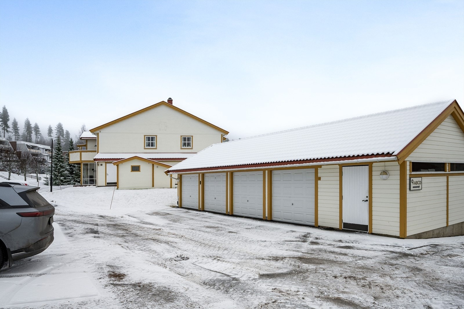 I tillegg disponerer leiligheten en garasjeplass på ca. 15 kvm i felles garasjerekke. Øvrig parkering på anvist fellesparkering. Galleribilde