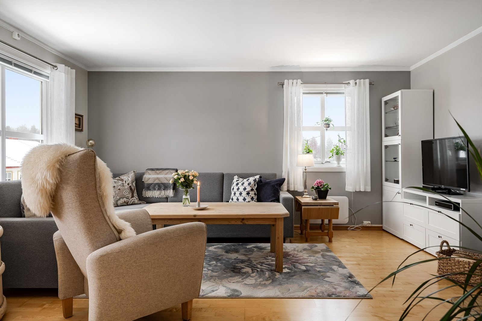 Stue med god plass til sofagruppe, salongbord og tv-møblement. Galleribilde