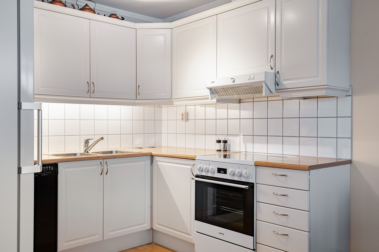 Kjøkkenet har innredning fra byggeåret, med laminert benkeplate, over- og underskap, speilfronter og opplegg for oppvaskmaskin. Varmtvannsbereder fra 2023 plassert under kjøkkenbenk. Galleribilde