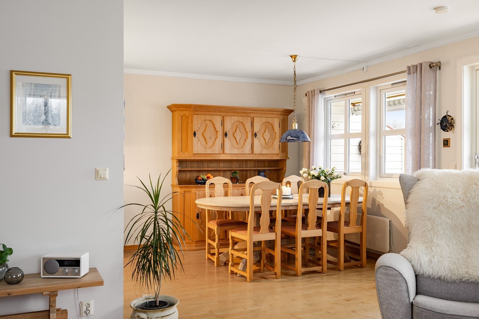 I tilknytning til stuen og kjøkkenet er det god plass til stor spisestue. Galleribilde