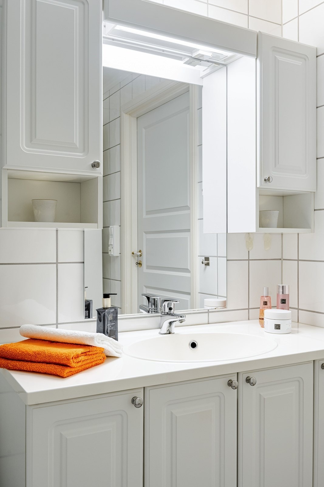 Baderommet er innredet med servant, toalett, dusjkabinett og baderomsinnredning med speil og belysning. Galleribilde