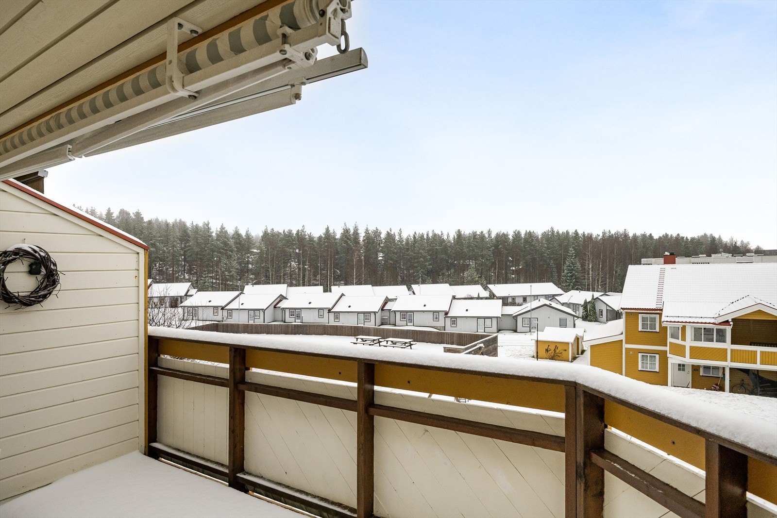 Balkongen er dels overbygget og har markise, levegg mot nabo og lys. Galleribilde