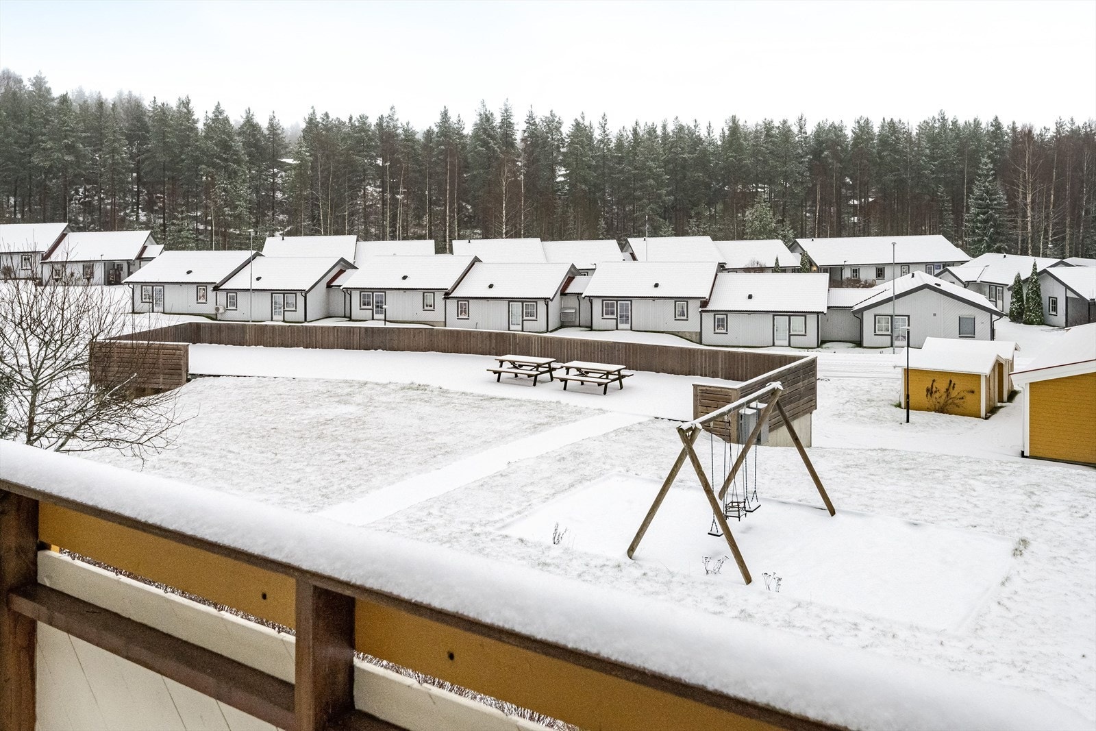 Fra balkongen er det utsyn mot det fine fellesarealet som er opparbeidet med lekeapparater og sittebenker. Galleribilde