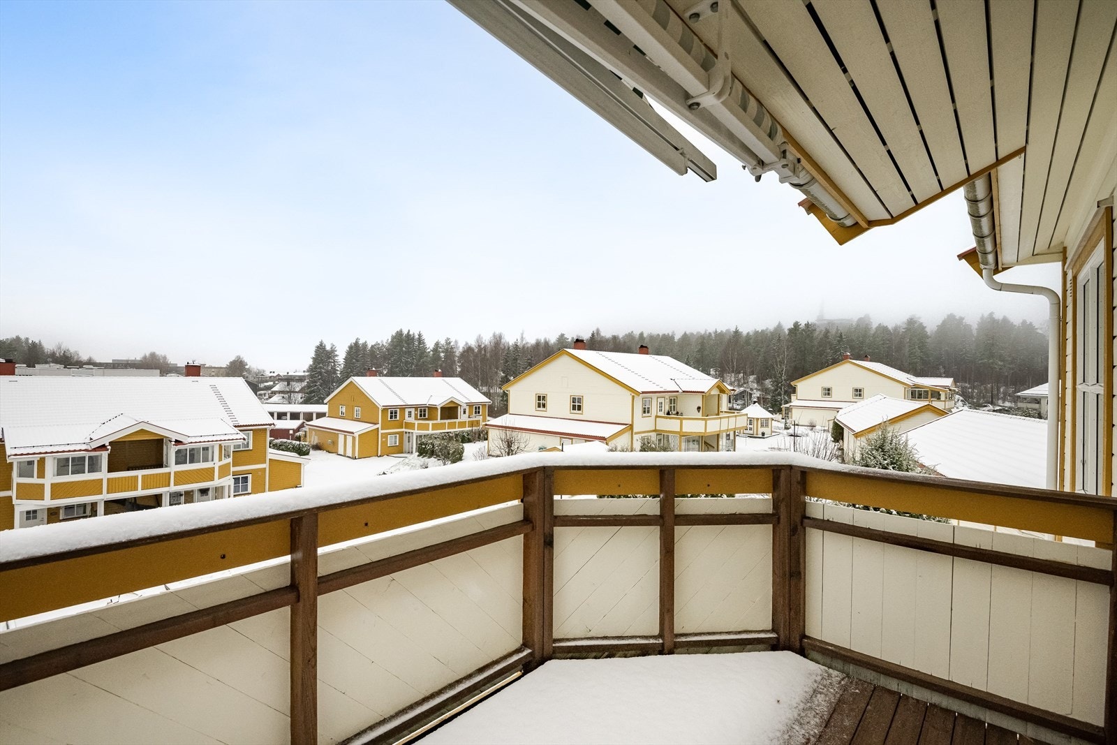 Fra stuen er det utgang til en solrik sørvendt balkong på ca. 8 kvm. Galleribilde