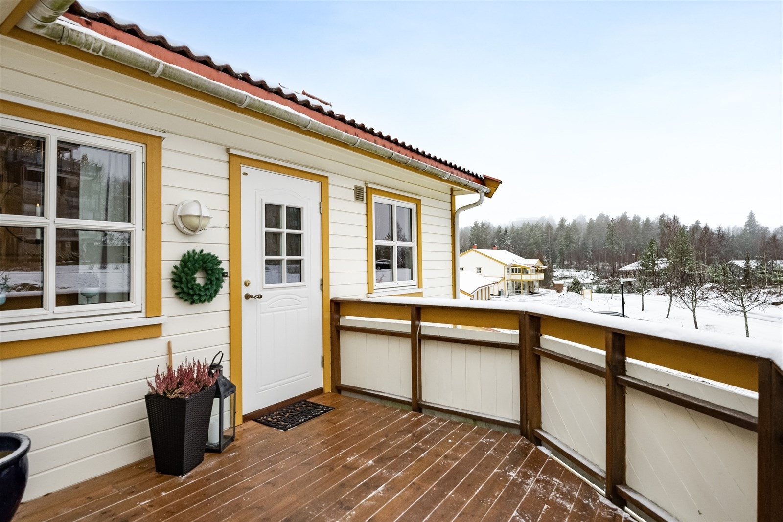 Du ønskes velkommen inn via en balkong på ca. 9 kvm med terrassebord fra 2024. Galleribilde