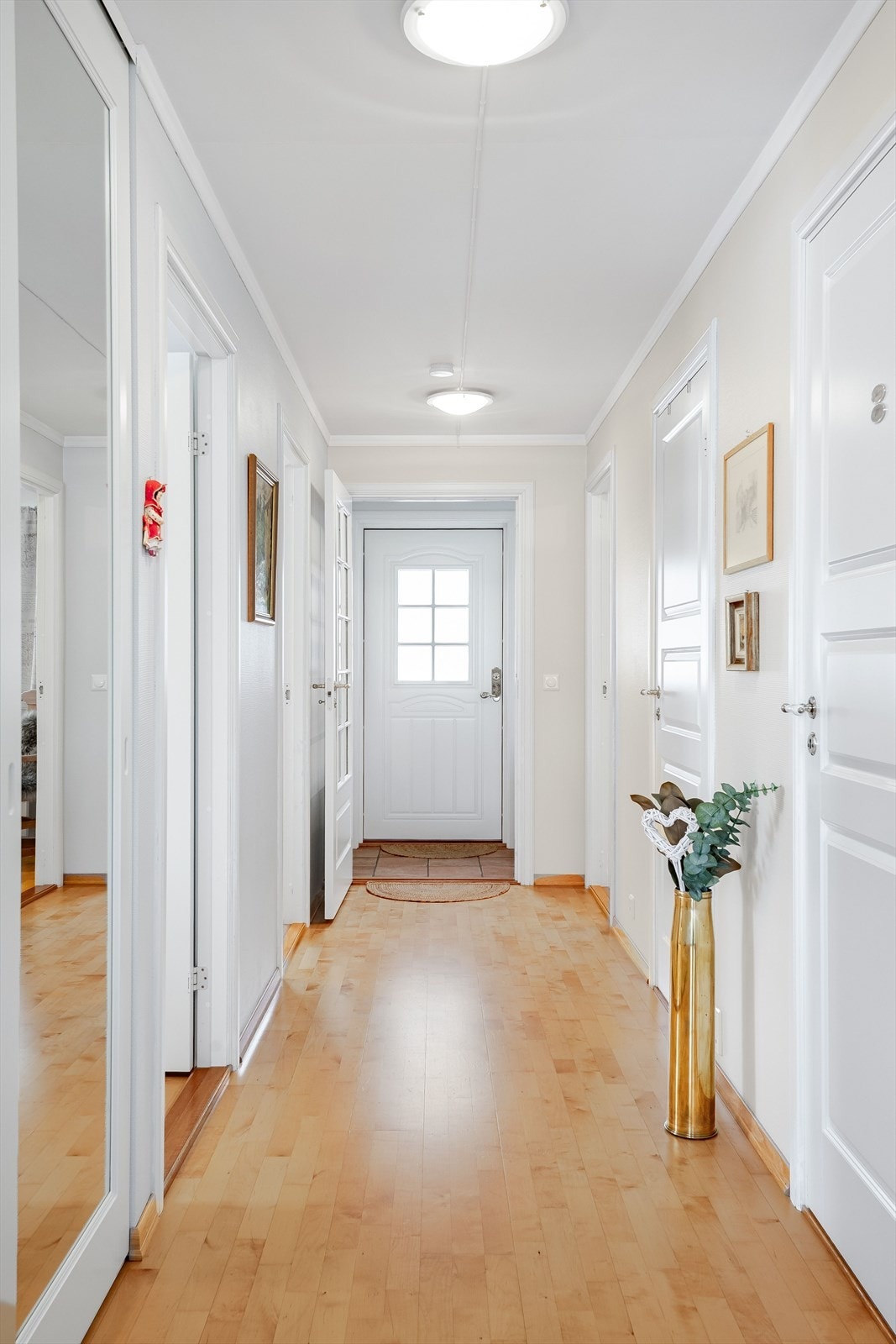 Lys og fin leilighet som med sin gode planløsning har 3 soverom, bad/vaskerom, stue/kjøkken og bod. Galleribilde