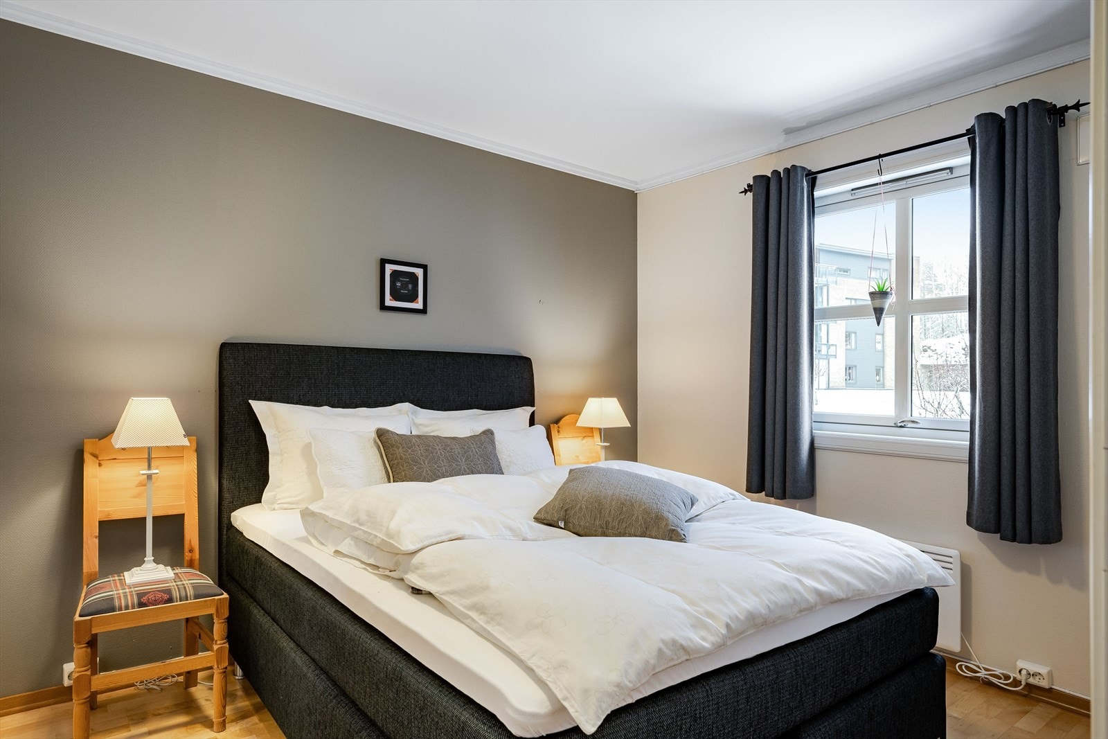 Pent hovedsoverom med god plass til dobbeltseng og tilhørende nattbord. Galleribilde