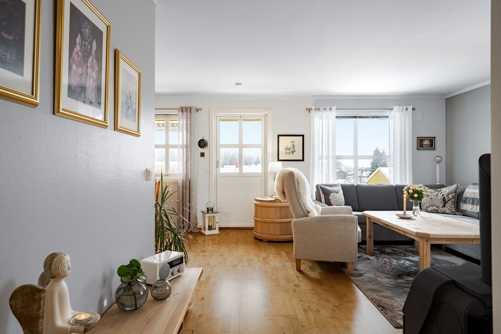 I stuen er det flere store vinduer som slipper inn rikelig med naturlig lys. Galleribilde