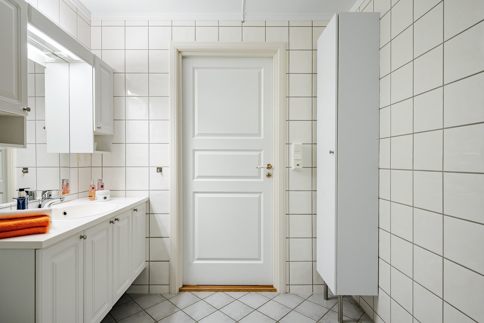 Baderommet har god plass til blant annet høyskap dersom det er behov for ekstra oppbevaring. Mekanisk avtrekk med tilluftsspalte under dør. Galleribilde