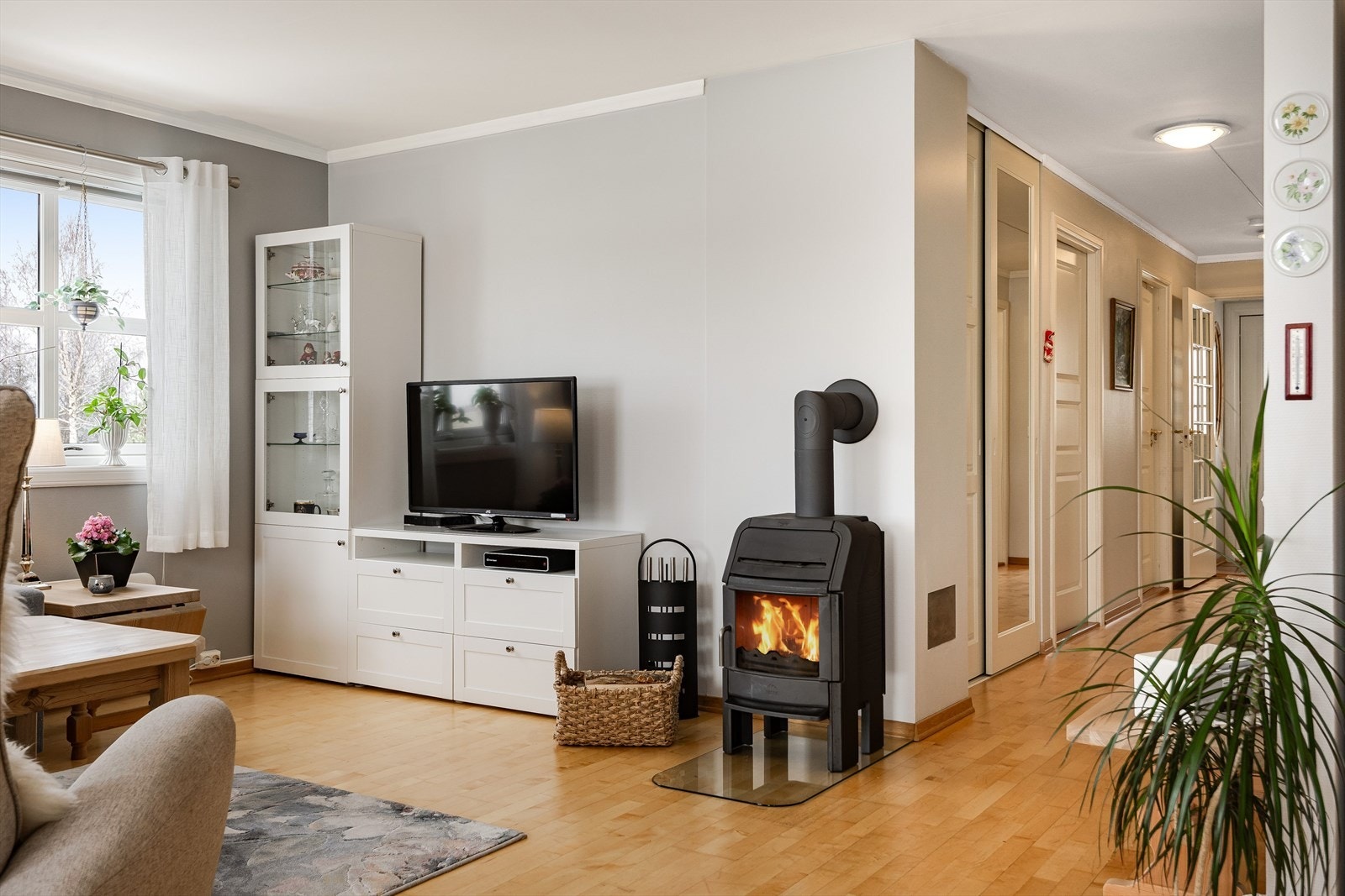 Leiligheten varmes opp med vedfyring og elektrisitet. Det er varmekabler i gulv på bad/vaskerom. Galleribilde