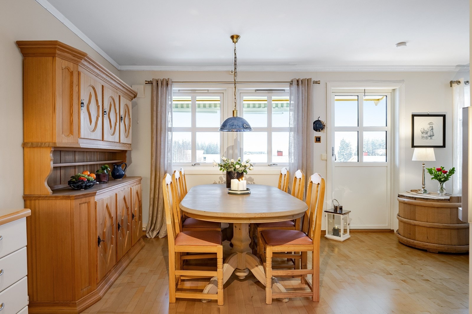 Ved spisebordet kan man samle gode venner og familie for et hyggelig måltid. Galleribilde