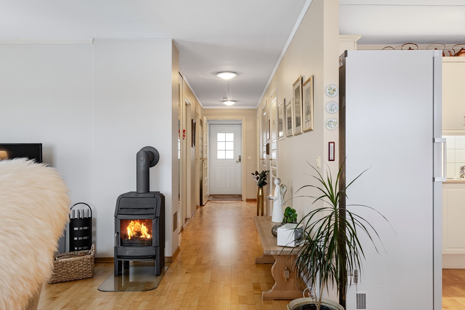 Koselig med vedfyring i leiligheten, som gir en god og lun varme. Selger opplyser at det periodevis kan være noe dårlig trekk i pipa. Galleribilde