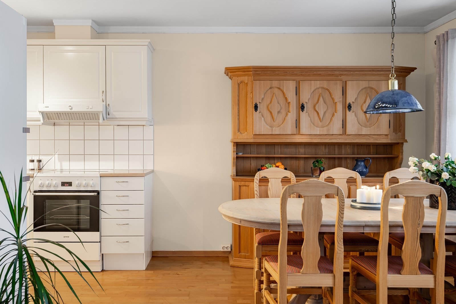 Spisestuen ligger i naturlig tilknytning til kjøkkenet, noe som gjør det til et sosialt oppholdssted. Galleribilde