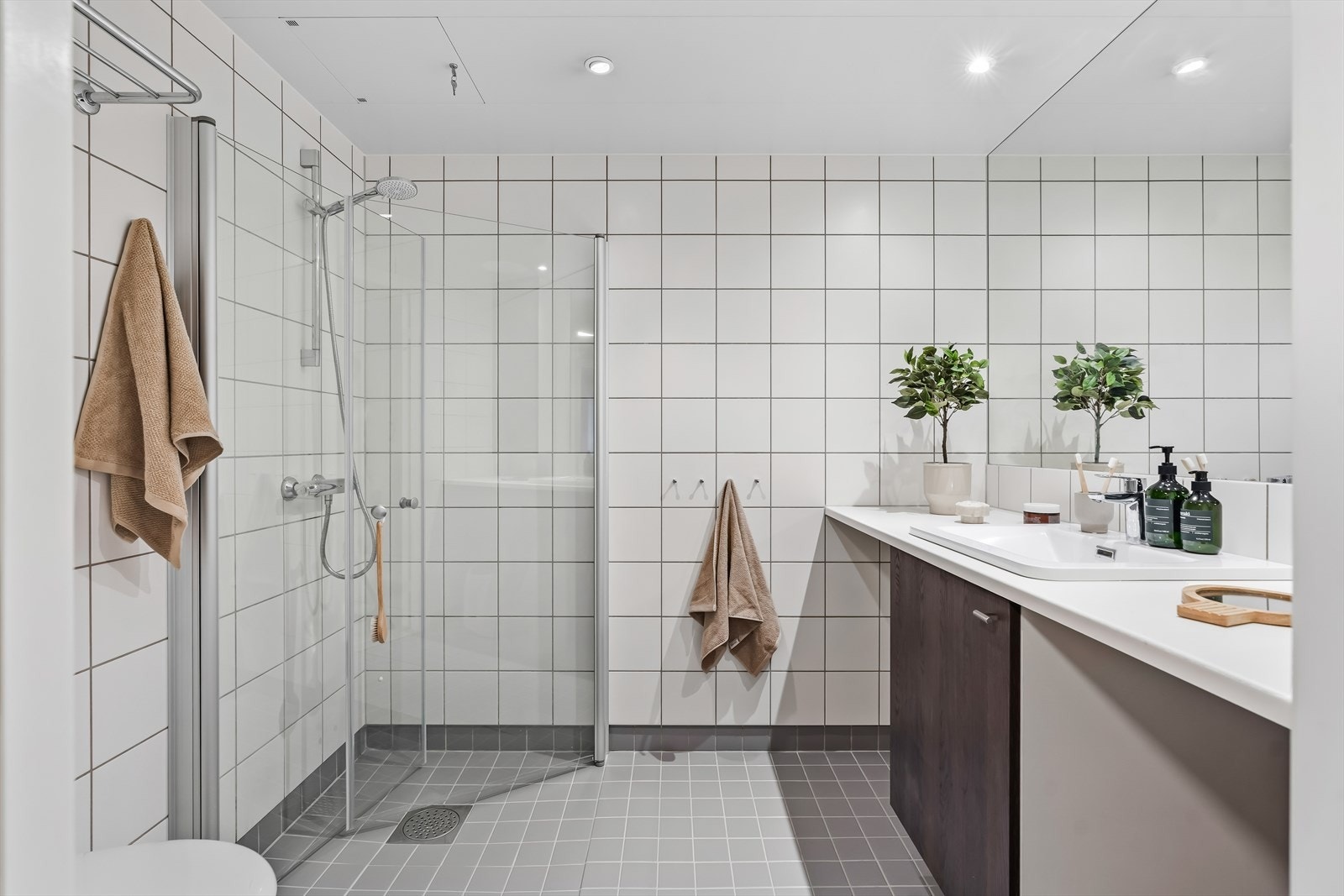 Badet er delikat innredet med tidsriktige fliser, downlights i himling og gulvvarme. Galleribilde