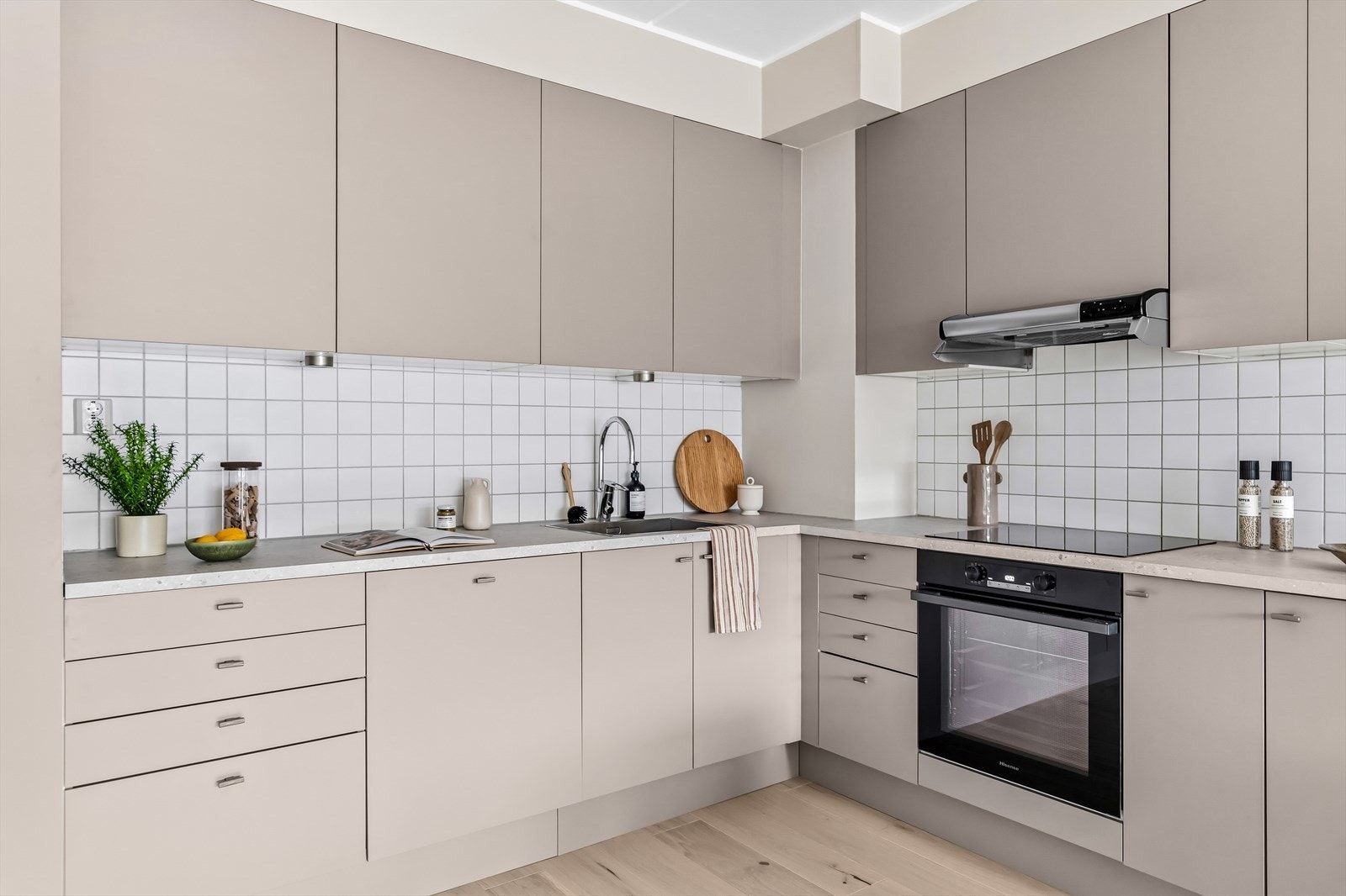 Hvitevarene er integrerte og består av platetopp, stekeovn, oppvaskmaskin og kjøleskap med frysedel. Galleribilde