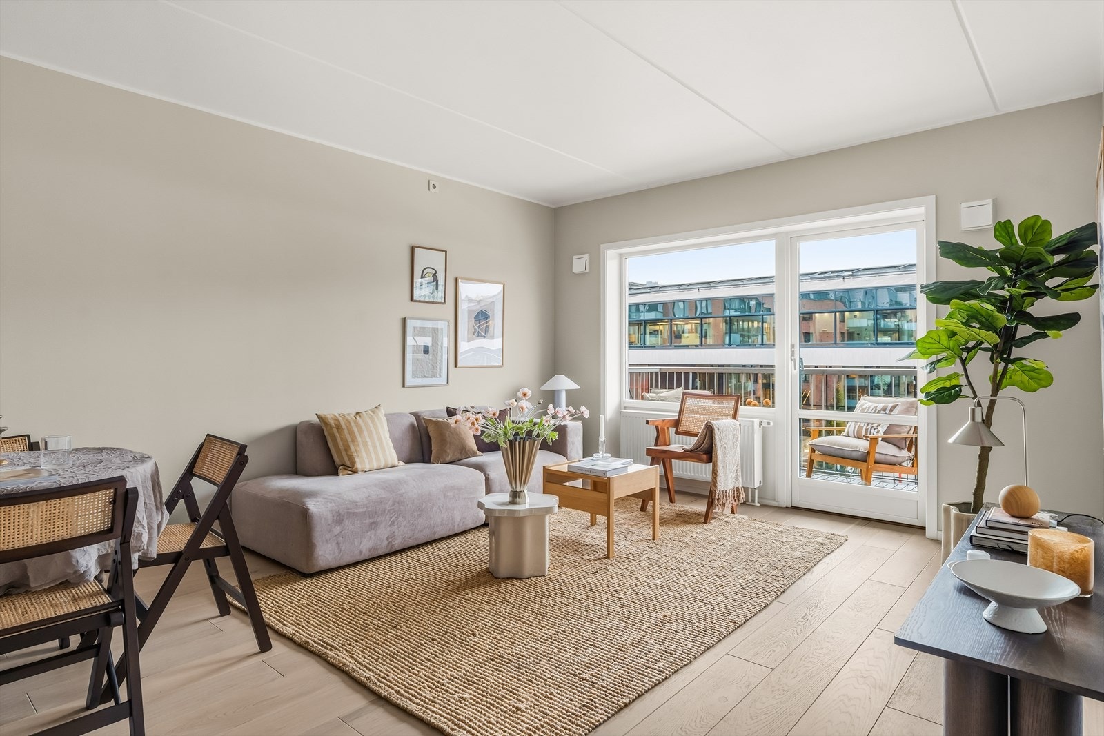 Leiligheten har gjennomgått flere oppgraderinger i 2025 med nytt parkettgulv, lister samt malte vegger og tak. Galleribilde