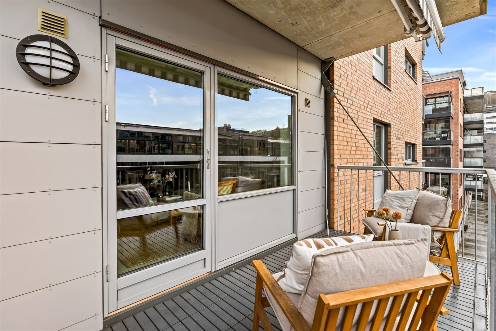 Fra stuen er det utgang til balkong på 8 kvm. Galleribilde