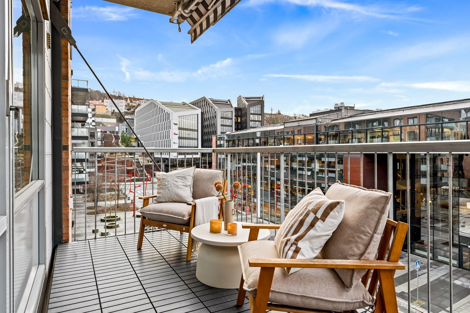 Balkongen er vestvendt, noe som sørger for gode solforhold. Galleribilde