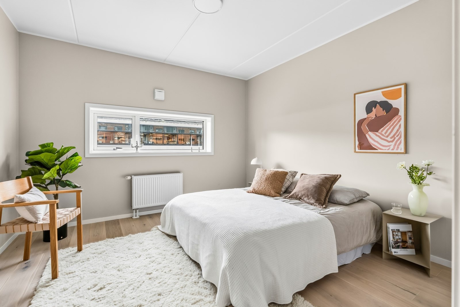 Romslig soverom med god plass til tilhørende møblement. Galleribilde