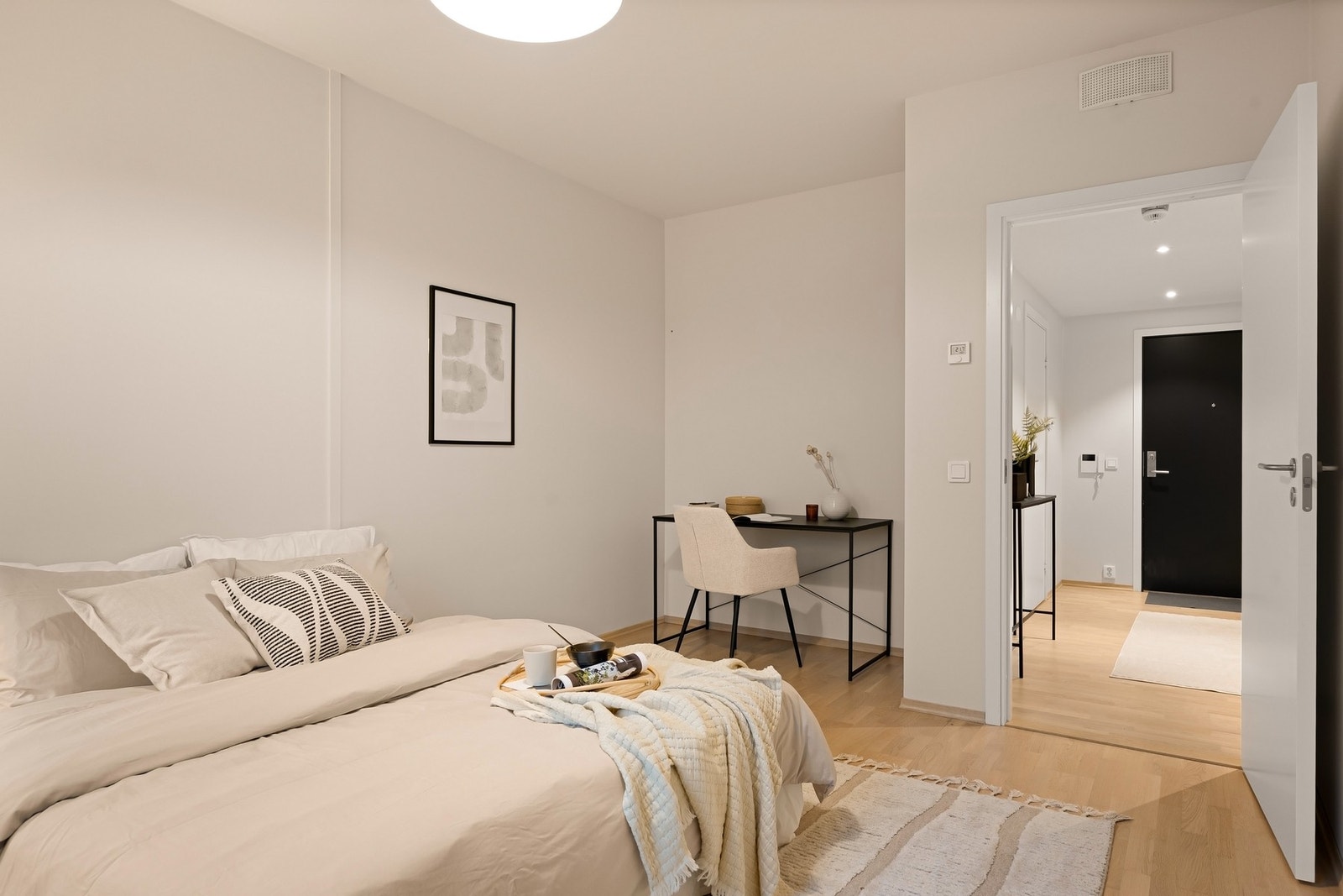 Romslig og fint hovedsoverom med plass til hjemmekontor og garderobeløsning Galleribilde