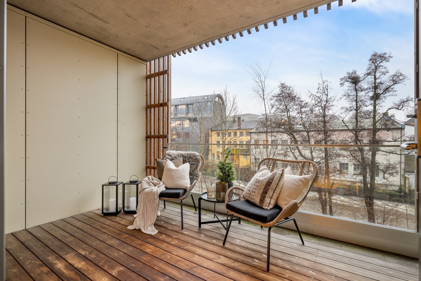 På balkongen har du både sol og utsikt over Mosseelva Galleribilde