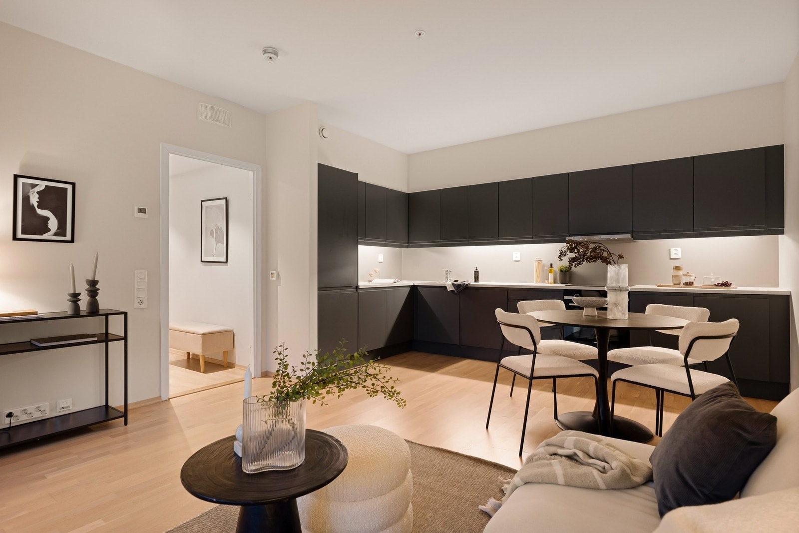 Kjøkkenet ligger åpent i rommet og bidrar til en sosial atmosfære Galleribilde