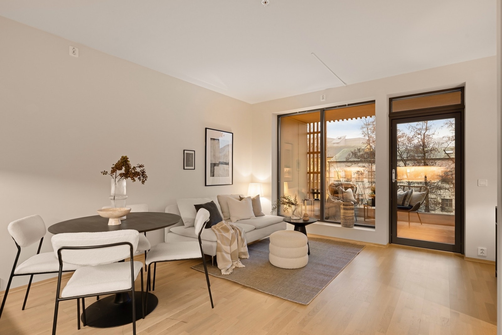 Store vindusflater rammer inn omgivelsene utenfor og gir rikt lysinnslipp Galleribilde