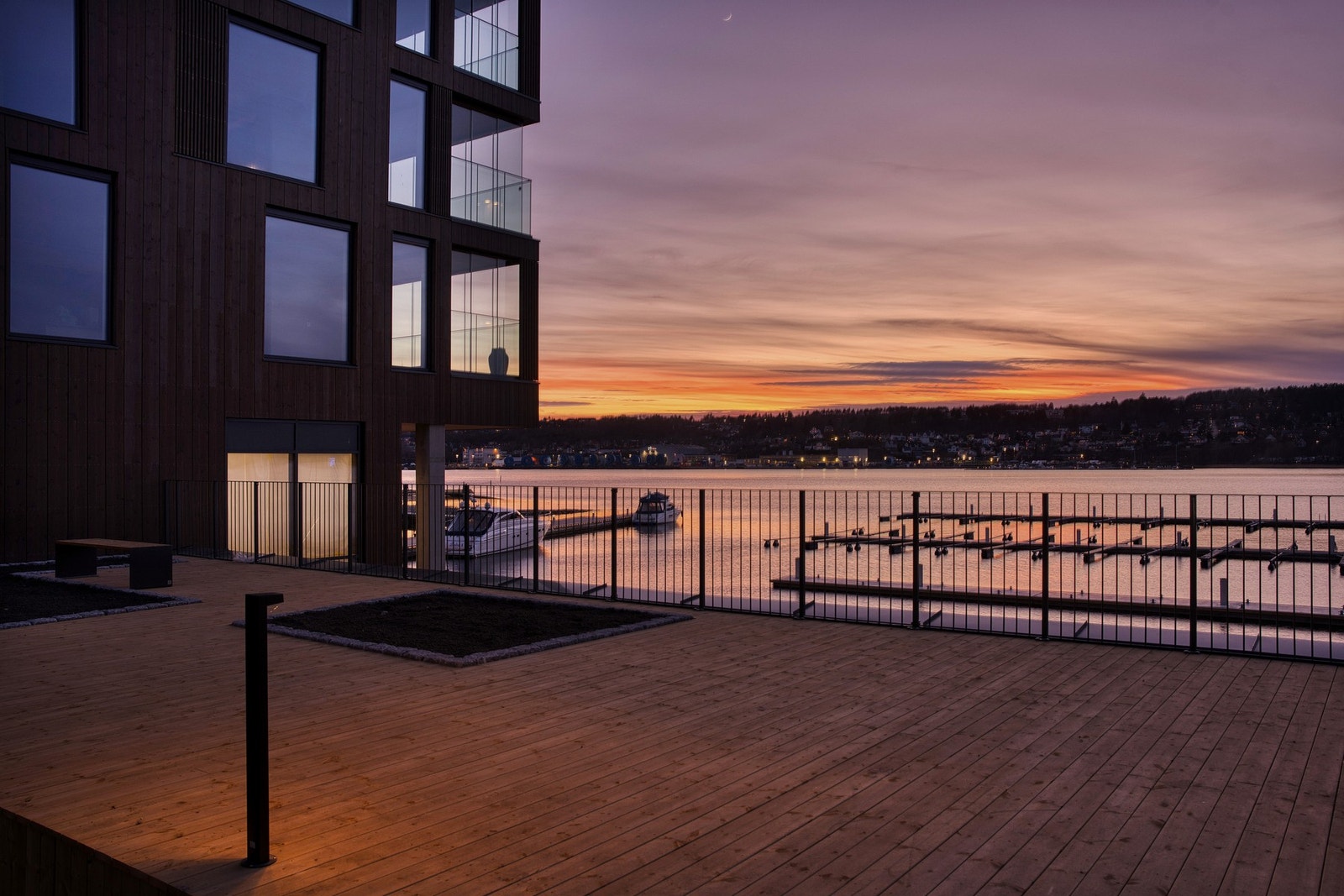 Her finner du også sjølivet fint tilrettelagt, med båthavn og strand Galleribilde