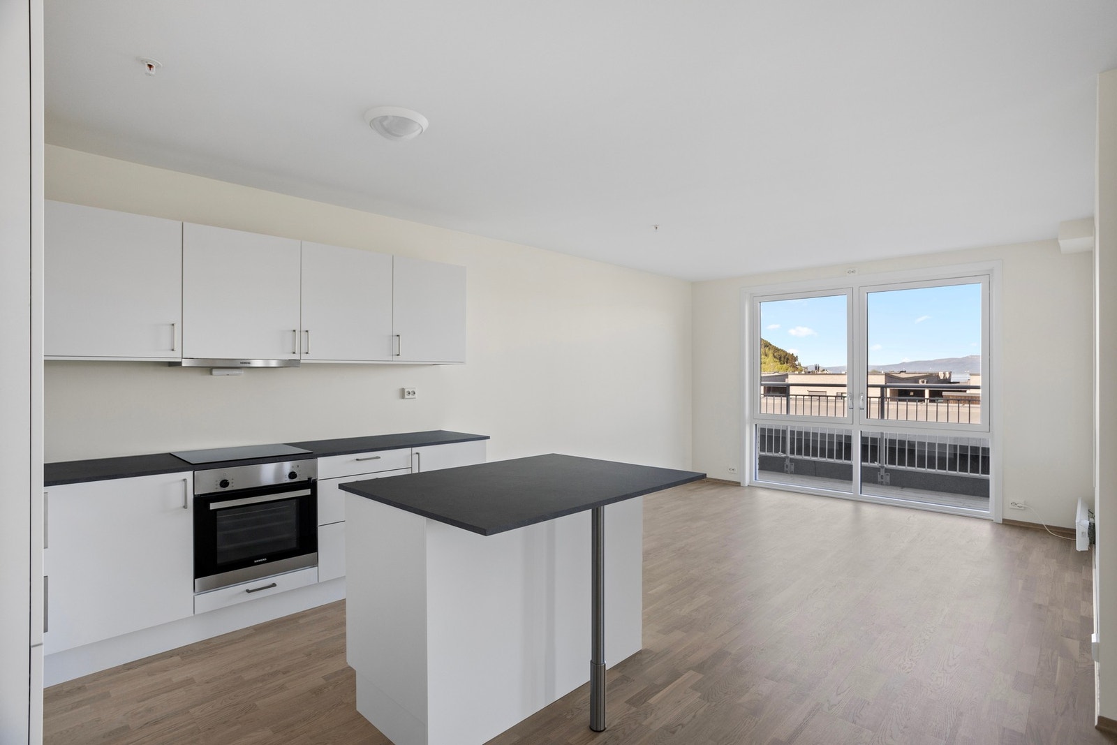 Ved kjøkkenøyen kan det innredes med barstoler, slik kan alle ta del i matlagingen Galleribilde