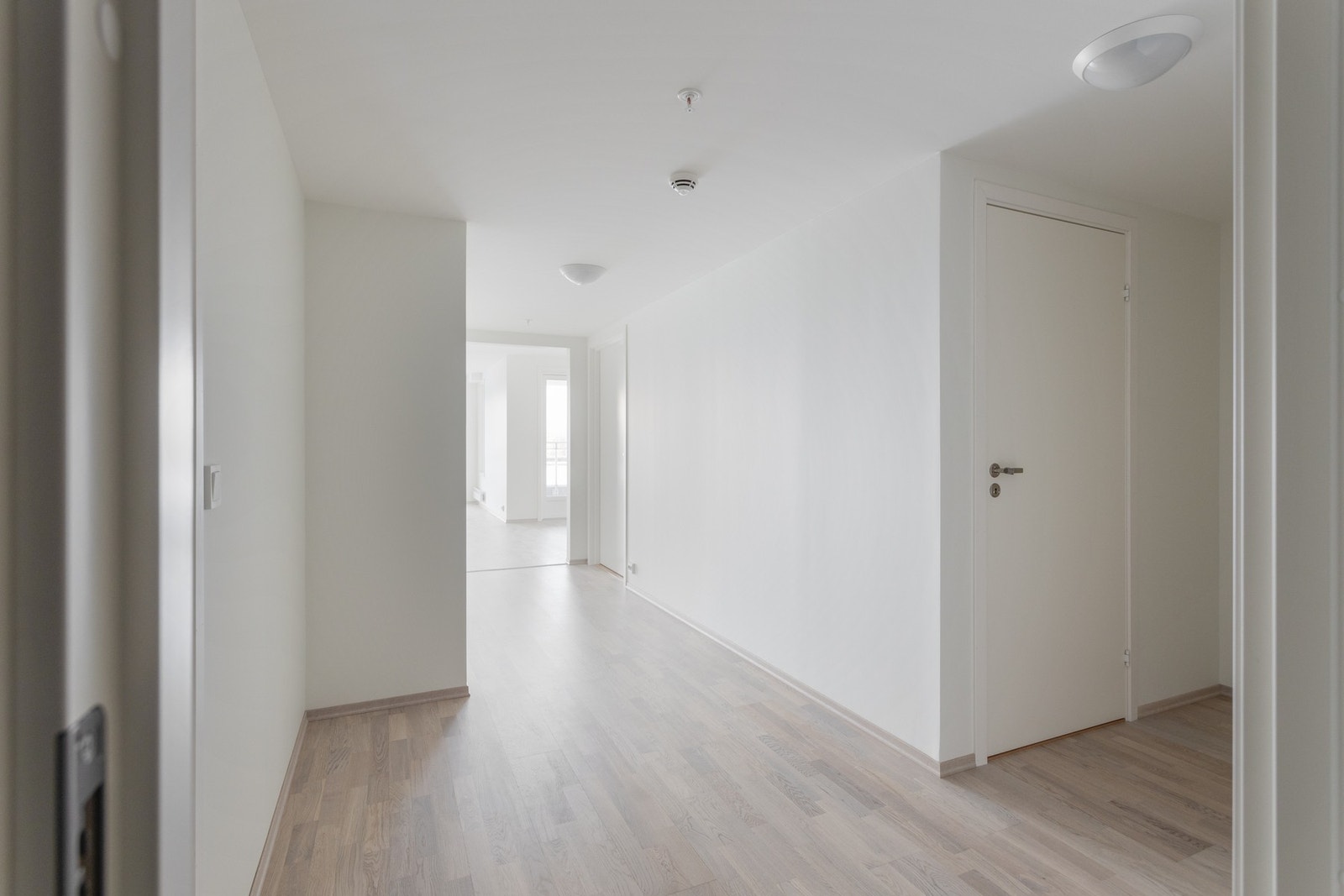 Gang - 12,1 kvm. Dør inn til bad, teknisk rom, WC og tre soverom Galleribilde