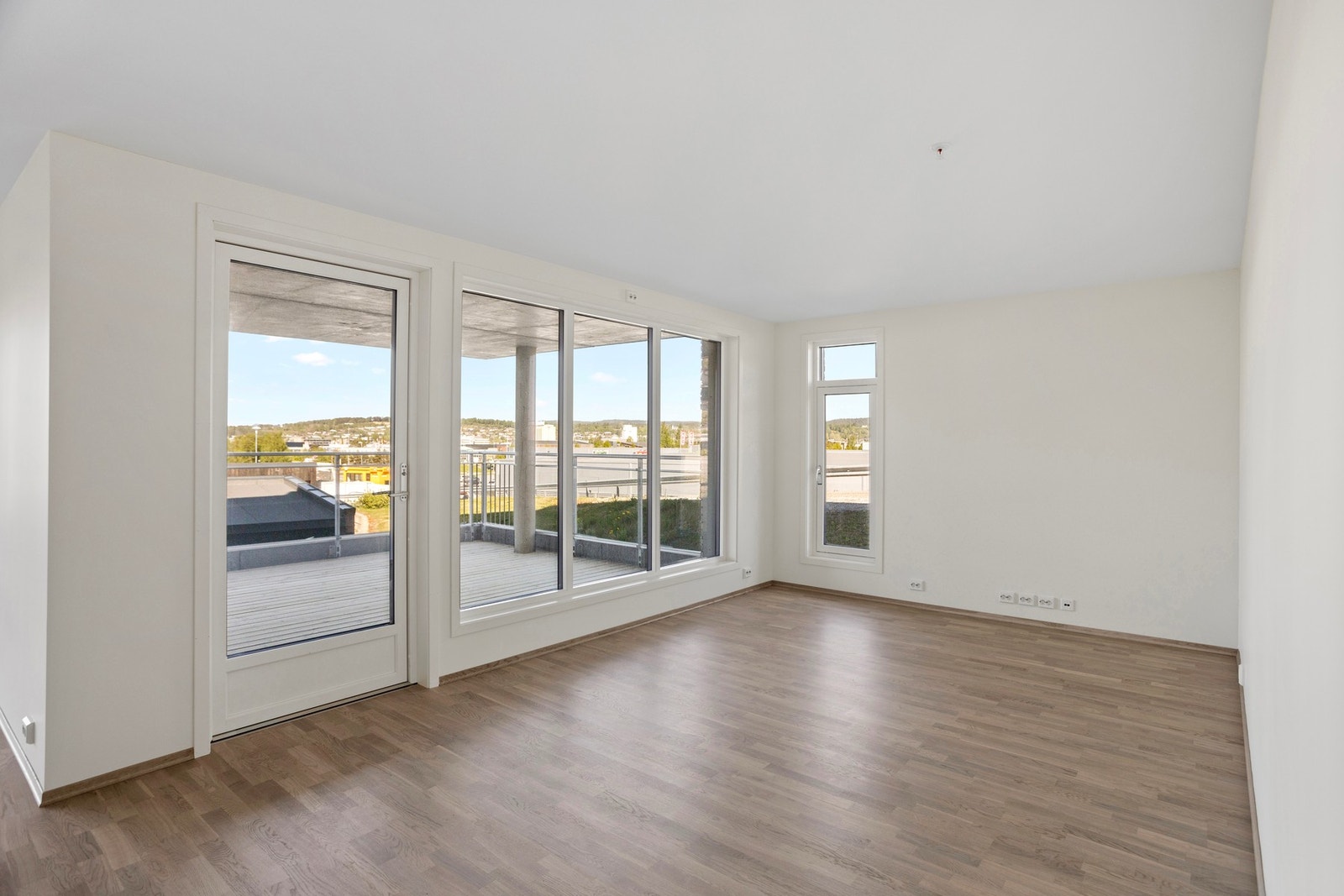 Romslig leilighet med praktisk planløsning som gir definerte møbleringssoner Galleribilde