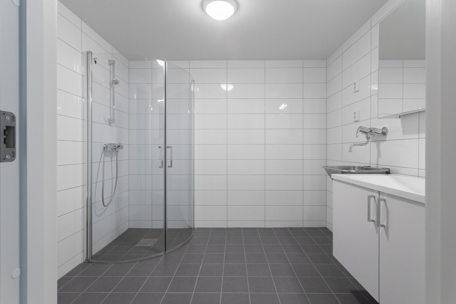 Bad/vaskerom - 6 kvm. Flislagte overflater med varme i gulv. Galleribilde