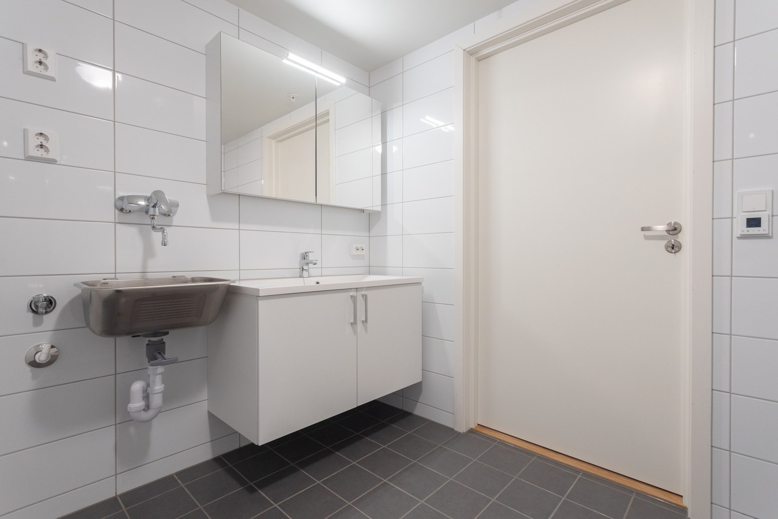 Utstyrt med servantskap, utslagsvask og dusj. Galleribilde