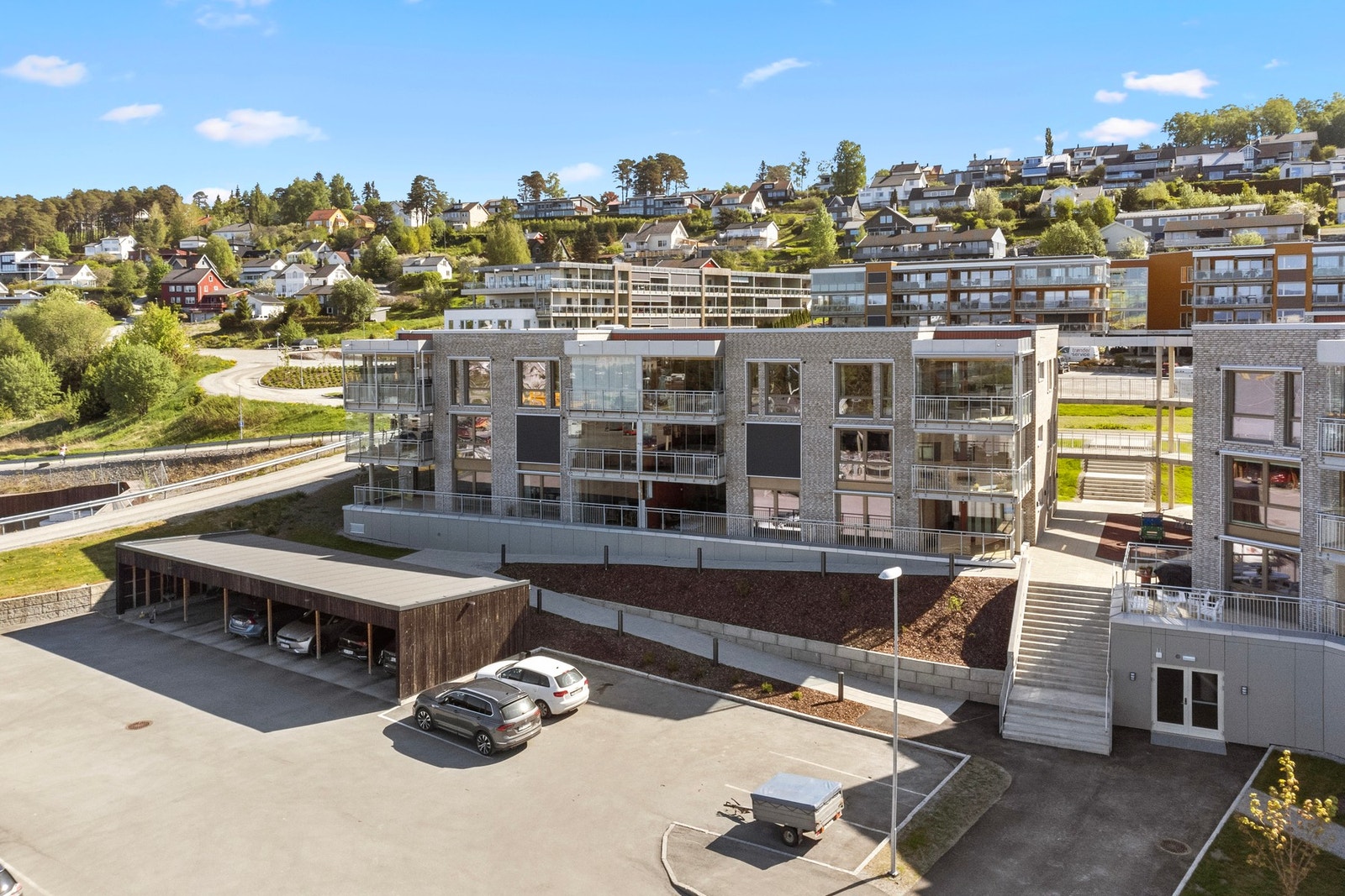 Leiligheten har egen avsatt parkeringsplass i parkeringskjeller, samt egen bod. Galleribilde