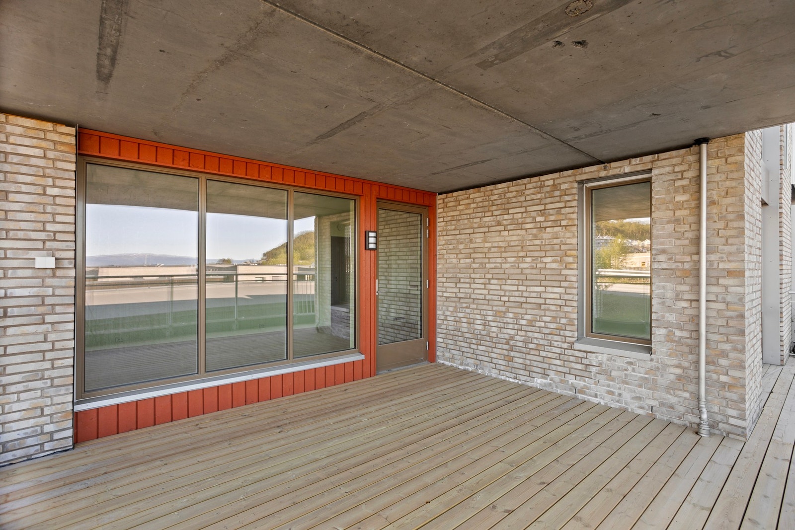 Hyggelig uteareal som kan møbleres med lounge og sittegruppe Galleribilde