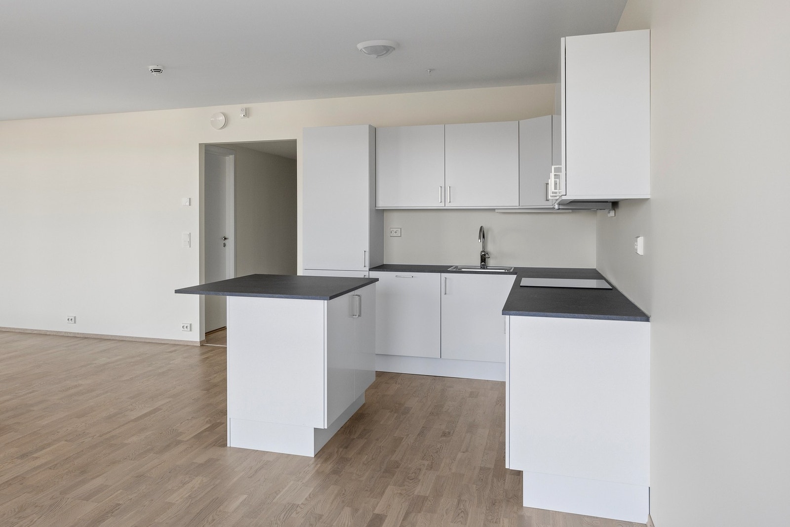 Pen innredning med integrerte hvitevarer Galleribilde