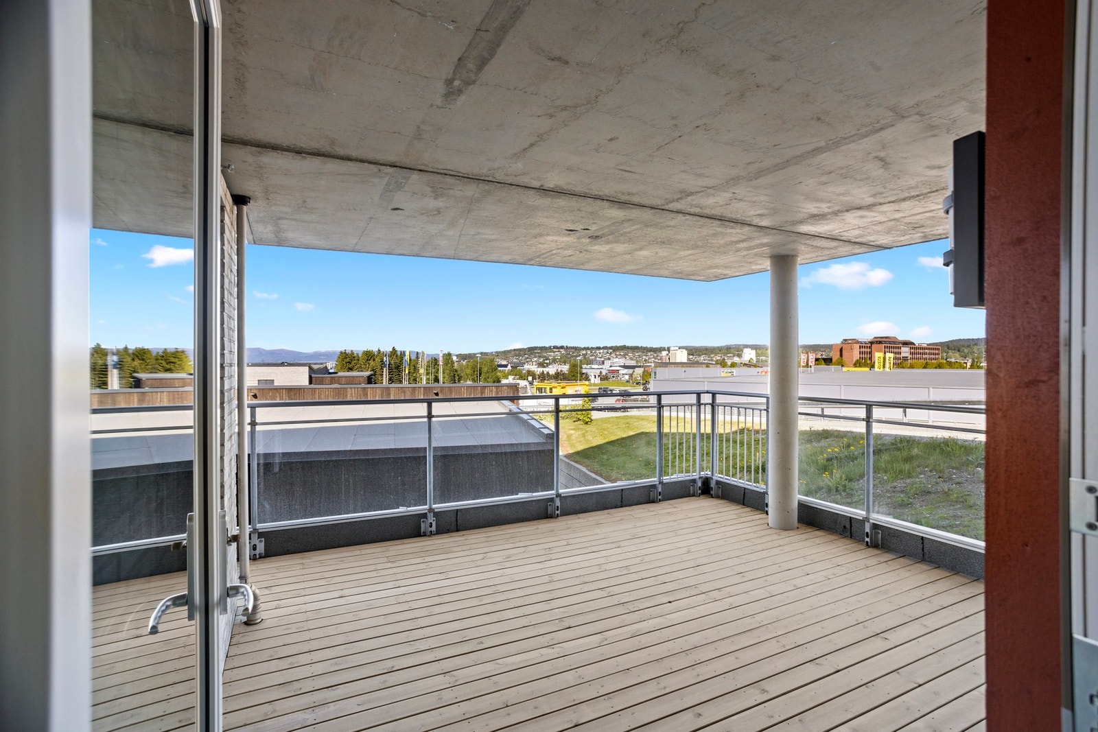 Fra stuen er det utgang til terrasse - 22,8 kvm Galleribilde