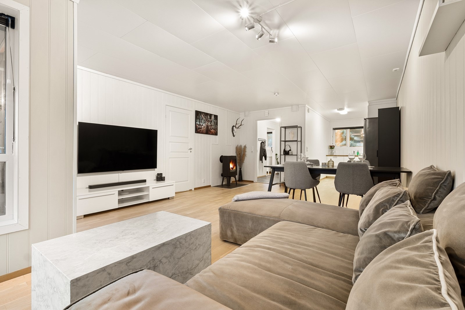 - Kombinert med balansert ventilasjon med varmegjenvinning og varmekabler i alle gulv kan du nyte god temperatur selv på de kaldeste vinterdagene - Galleribilde