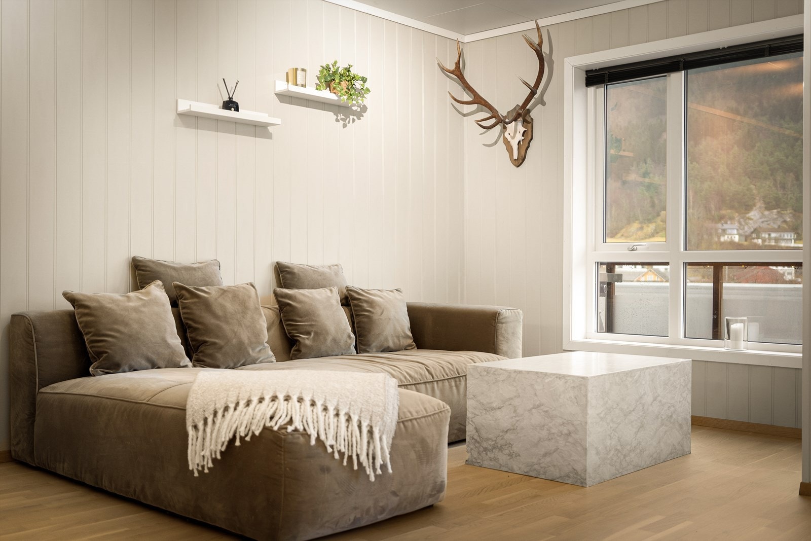 - Leiligheten stod ny i 2016, og holder derav en gjennomgående svært god standard med moderne og tidsriktige kvaliteter - Galleribilde