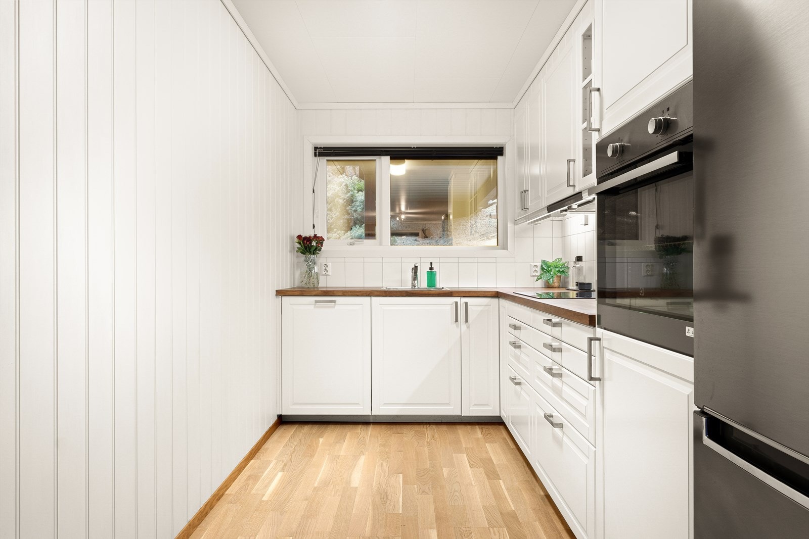 - Ny eier får gleden av medfølgende oppvaskmaskin, kjøle-/fryseskap, stekeovn og platetopp - Galleribilde