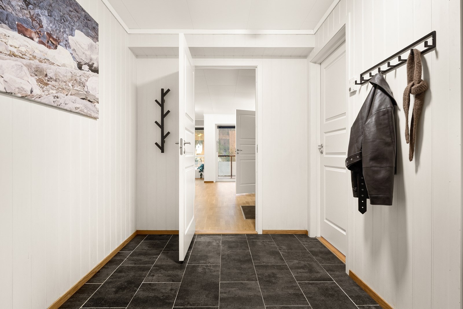 - Romslig gang på 7,2m² med god plass til ønsket oppbevaringsløsning for sko og tøy - Galleribilde