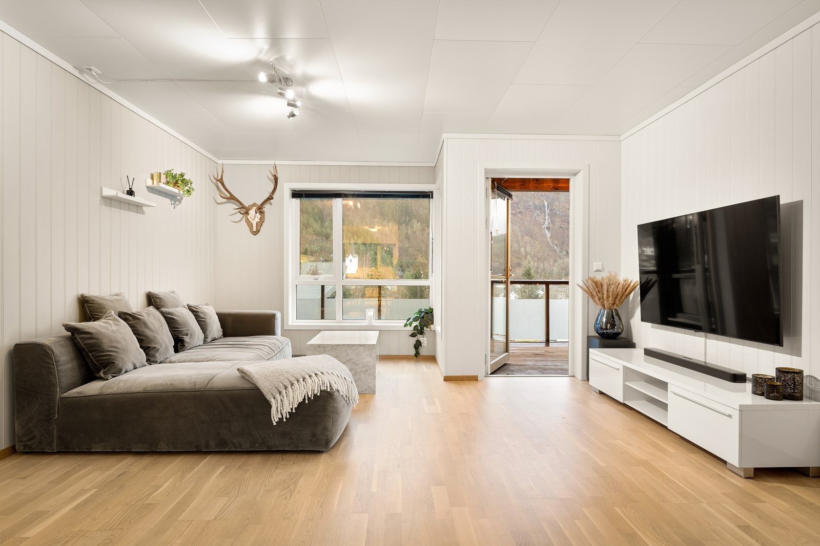 - Leiligheten har et BRA-i på 69m² og inneholder stue/kjøkken, 2 soverom, bad og gang - Galleribilde