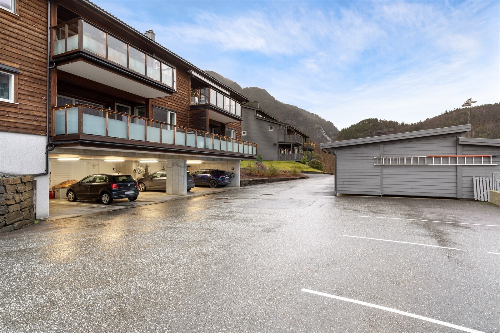 - Leiligheten disponerer én parkeringsplass i carport under boligen - Galleribilde