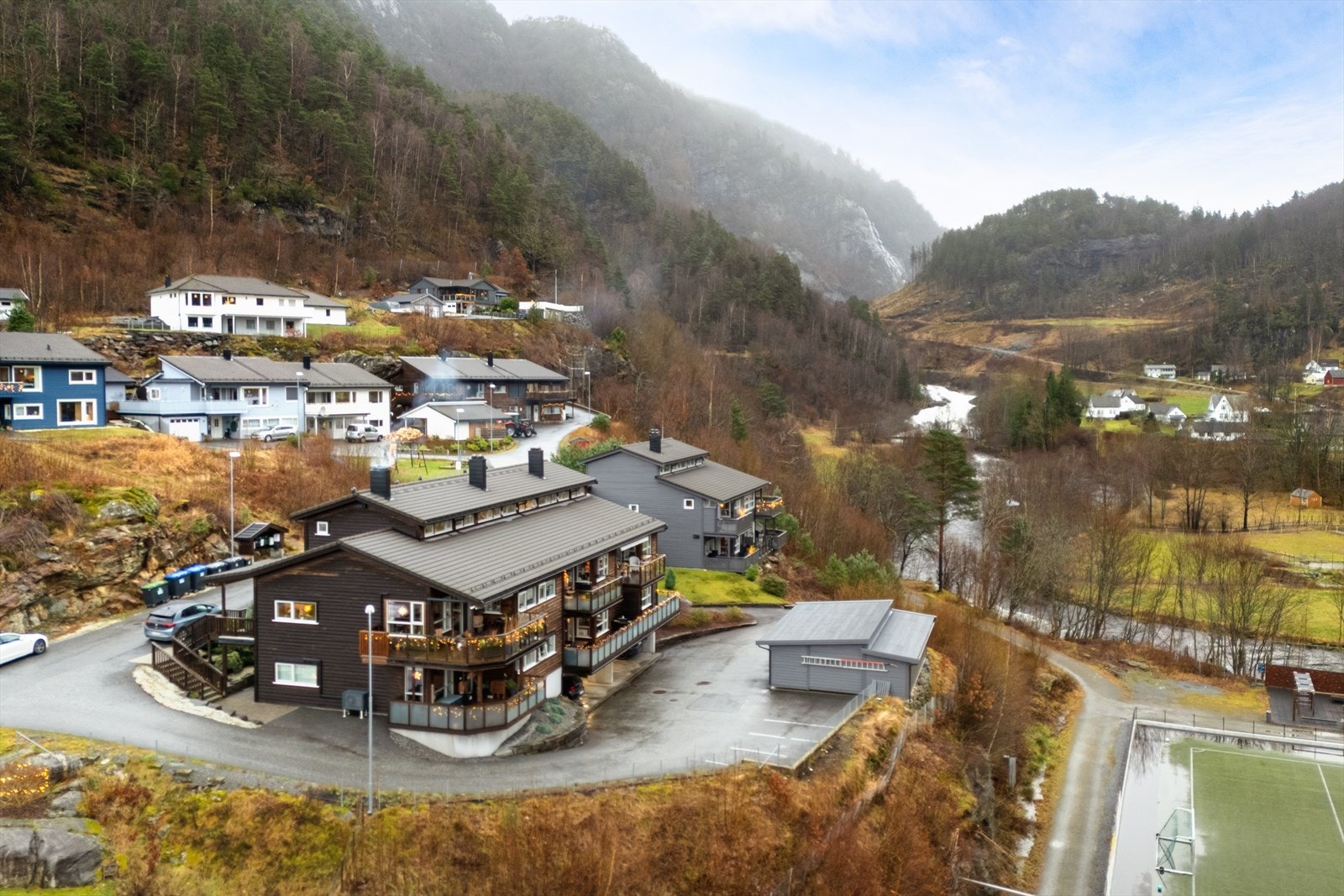 - 4 minutters gange til busstoppet ved Jondal skule med 3 ulike linjer - Galleribilde