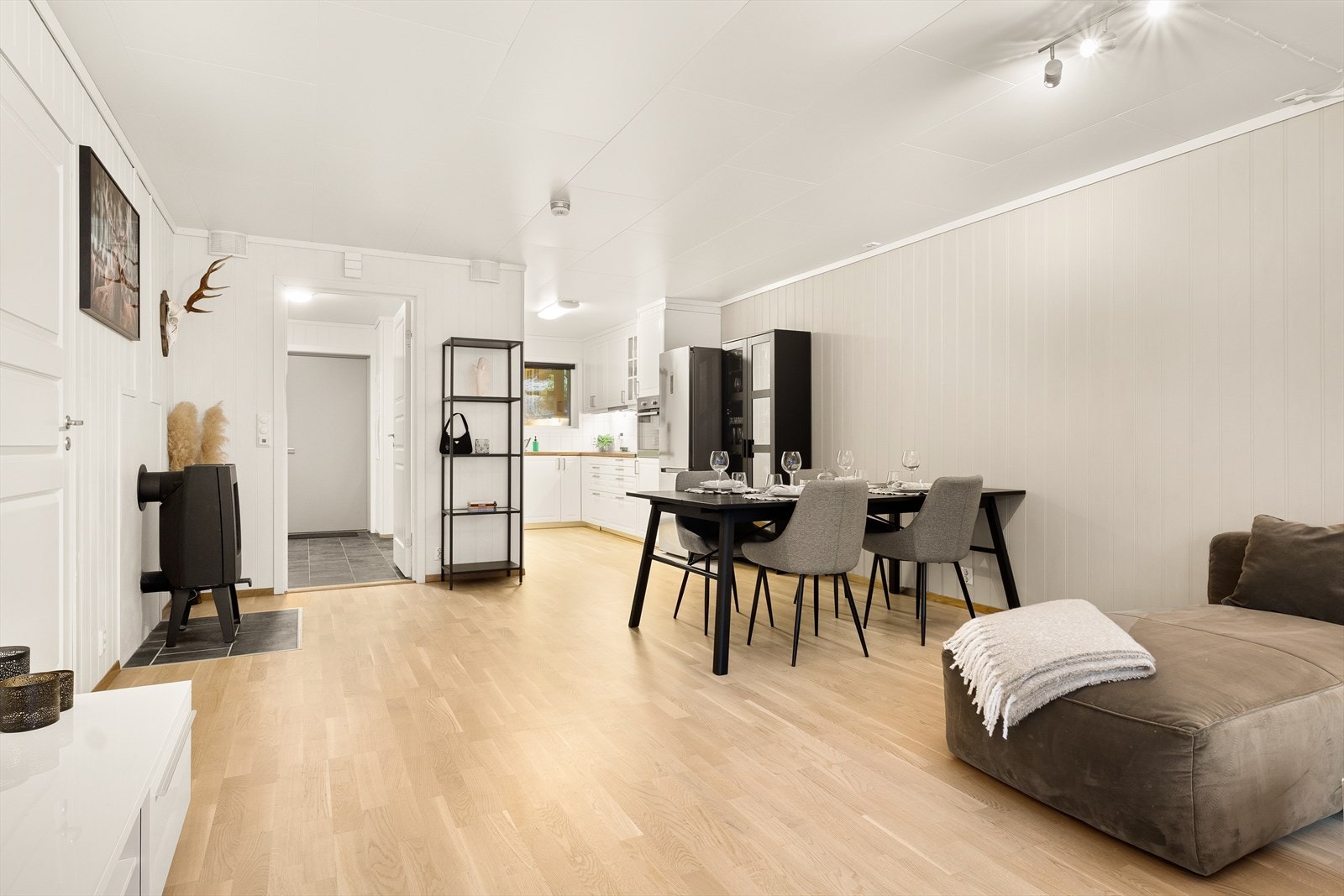 - Den åpne løsningen bidrar til en optimal arealutnyttelse, og du kan enkelt innrede med sofagruppe og spisebord i hver sin naturlige sone - Galleribilde